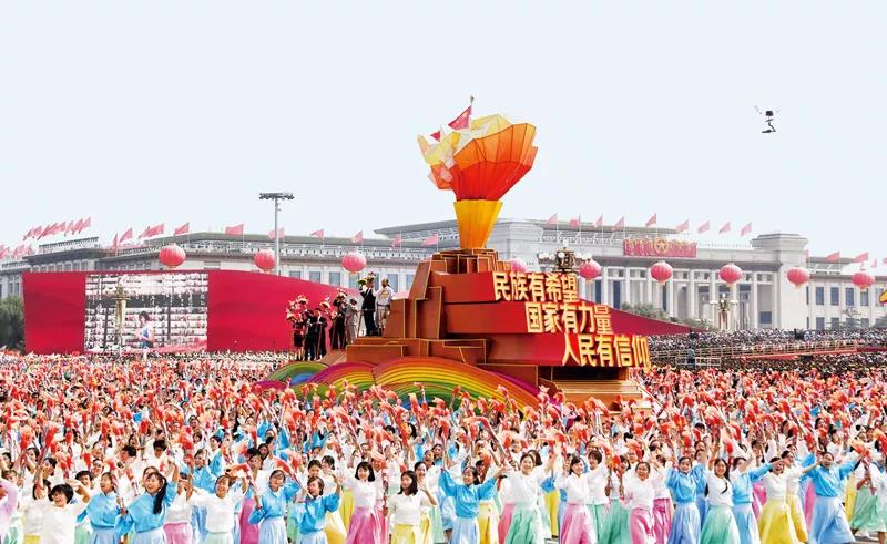 2019年10月1日，庆祝中华人民共和国成立70周年大会在北京天安门广场隆重举行。这是群众游行中的“凝心铸魂”方阵。 新华社记者 李欣/摄