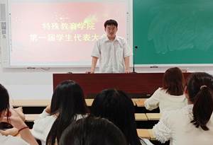 男人和女人在接吻 描述已自动生成